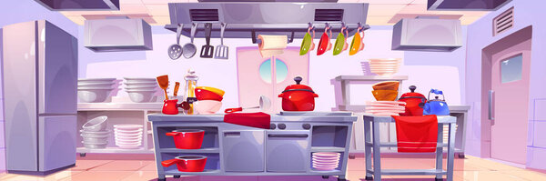 Карикатура на кухню ресторана с профессиональным кухонным оборудованием - кулинарное рабочее пространство с бытовой техникой из нержавеющей стали, вешалки и стоячие принадлежности. Современные полки для хранения, заполненные посудой.