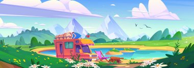 Dağ gölünün yakınına park etmiş bir karavan. Çiçekli papatyalar ve yeşil çayır manzaralı çatı valizli bir kamyon. Kamp koltuğu, odun yığını, tepeler, kuşlar ve gölet suyuyla yaz gezisi sahnesi..