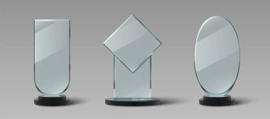Farklı şekillerde cam kupa seti - dikdörtgen, elmas, siyah üstlere monte edilmiş oval. Kurumsal törenler, yarışmalar, tanınmalar için parlak yüzeyli şeffaf boş kristal ödülleri.