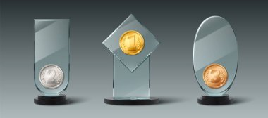 Sıralama madalyalarıyla süslenmiş cam kolleksiyon - altın birinci, gümüş ikinci, bronz üçüncü, defne işareti. Şeffaf 3d ödülü karanlık üslerde farklı geometrik şekillerde duruyor..