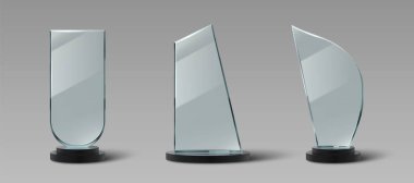 Şeffaf ödülleri olan cam kupa koleksiyonu, siyah baz stantları, minimalist geometrik şekiller. Kurumsal başarılar, yarışmalar, seremoniler için gerçekçi 3D kristal akrilik ödüller.