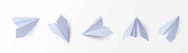 Beyaz arka planda farklı açılarda üç boyutlu kağıt uçak modelleri. Gerçekçi açık mavi origami uçakları. Eğitim, çocukluk kavramları veya seyahat metaforları için en az katlanmış nesneler temiz.
