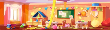 Ahşap zemine saçılmış oyuncaklarla dolu dağınık anaokulu odası. Üzerinde renkli bayraklar asılı kirli parlak iç mekan, çizimlerle dolu pano, oyun evi köşesi ve sandalyeli küçük masalar.