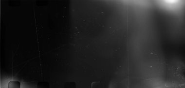 Siyah ve beyaz film ışığı sızıntısı etkisi - analog retro fotoğraf örtüsü, bw grungy vintage sinema afişi üzerinde parlayan spot ışığı lekeli bg. Eski film yanmış kenar sınır