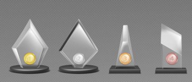 Metalik madalyaları, numaraları ve şöhreti olan şeffaf cam ödüller. Kazananlar, gerçekçi 3 boyutlu vektörü ödüllendirir. Siyah tabanlı parlak akrilik şampiyonluk kupaları. Parlak kristal ödül plaketleri.