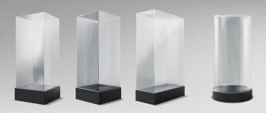 Sergi için çeşitli boylarda ve şekillerde cam müze vitrinleri. Dikdörtgen ve silindirik şeffaf kutular, sergilenen eserler ve koleksiyonlar için siyah tabanlar. Akrilik kapları koru