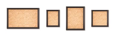 Mantar tahta dokusu beyaz arkaplanda çeşitli boyutlarda dikdörtgen ahşap çerçevelerde gösterilir. Kahverengi benekli mantar pano malzemesi - ofis veya ev organizasyonu için doğal ilan arkaplanı.