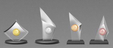 Metalik madalyaları, numaraları ve şöhreti olan şeffaf cam ödüller. Kazananlar, gerçekçi 3 boyutlu vektörü ödüllendirir. Siyah tabanlı parlak akrilik şampiyonluk kupaları. Parlak kristal ödül plaketleri.