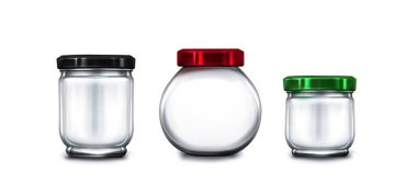 Cam kavanoz modellemeleri. Siyah, kırmızı ve yeşil metal kapaklı temiz konteynır. Ürün ambalaj tasarımı için gerçekçi 3D şeffaf mutfak malzemeleri. Renkli kapaklı yiyecek depolama şişeleri.