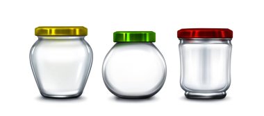 Cam kavanoz maketleri. Sarı, kırmızı ve yeşil metal kapaklı temiz bir kap. Ürün ambalaj tasarımı için gerçekçi 3D şeffaf mutfak malzemeleri. Renkli kapaklı yiyecek depolama şişeleri.