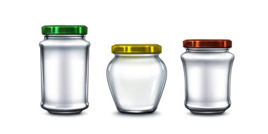 Cam kavanoz maketleri. Sarı, kırmızı ve yeşil metal kapaklı temiz bir kap. Ürün ambalaj tasarımı için gerçekçi 3D şeffaf mutfak malzemeleri. Renkli kapaklı yiyecek depolama şişeleri.