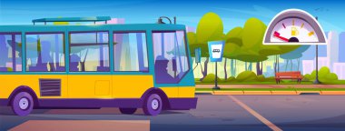 Boş otobüs benzin göstergesiyle bekliyor. İstasyon peronunun yanında pencereleri olan sarı toplu taşıma aracı. Yakıt göstergesi, bank ve ağaçlı şehir manzarası şehrin ufuk çizgisine karşı.