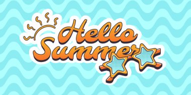 Merhaba, parlak turuncu yazı levhası, dekoratif güneş ışınları, dalgalı mavi arka planda yıldız şeklinde güneş gözlükleri - plaj tatili için neşeli sezonluk tebrik kartı.