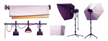 Fotoğraf stüdyosu karikatür ekipmanları seti, arka fonda rulo, tripod stantlarında profesyonel softbox ışıkları, kablolu kolye lambaları, küp ışık dağıtıcısı. Fotoğraf çalışma alanı ekipmanı.