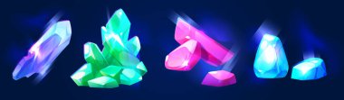 Oyun tasarımı için kristal taş seti. Mavi, yeşil ve mor yüzlü parıldayan değerli taş kümeleri. Sihirli mineral oluşumları ve fantezi parlak kaya parçaları hazine ganimeti veya mağara çevresi varlıkları için.