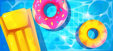 Havuz partisi sahnesi. Yüzen donut halkaları ve sarı şilteli parlak mavi su. Yaz tatili tasarımı için parıltılı yüzey yansıması ile plaj oyunu için şişirilebilir oyuncak