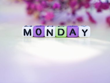 Bulanık mor çiçekli Pazartesi alfabesi harfleri