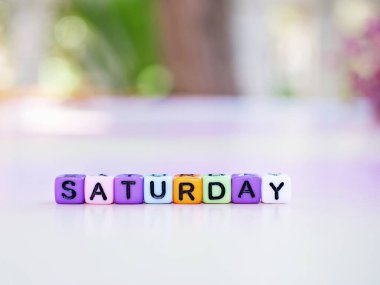 Bulanık pembe çiçekli Cumartesi alfabesi harfleri