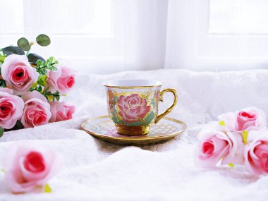 Beyaz arka planda pembe güllü antika çay, İngiliz çayı, klasik sevgililer günü havası romantik, anneler günü, güzel bir geçmiş, Çin geleneksel kahve fincanı, porselen çay fincanı 