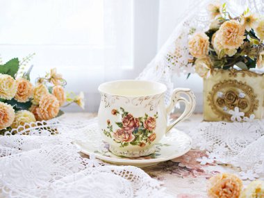 Sarı turuncu gül çiçekli antika çay, porselen çay fincanı, eski İngiliz kahve fincanı, romantik güller. 
