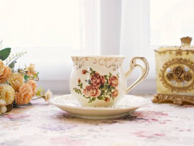 Sarı turuncu gül çiçekli antika çay, porselen çay fincanı, eski İngiliz kahve fincanı, romantik güller. 