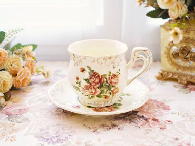 Sarı turuncu gül çiçekli antika çay, porselen çay fincanı, eski İngiliz kahve fincanı, romantik güller. 