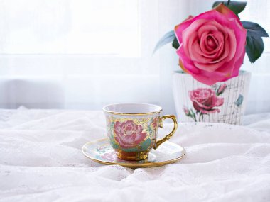 Beyaz arka planda pembe güllü antika çay, İngiliz çayı, klasik sevgililer günü havası romantik, anneler günü, güzel bir geçmiş, Çin geleneksel kahve fincanı, porselen çay fincanı 