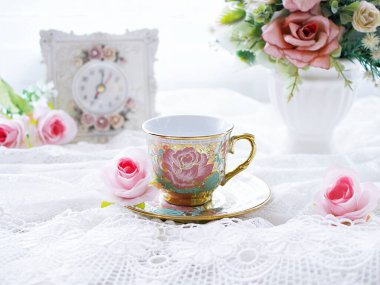 Beyaz arka planda pembe güllü antika çay, İngiliz çayı, klasik sevgililer günü havası romantik, anneler günü, güzel bir geçmiş, Çin geleneksel kahve fincanı, porselen çay fincanı 