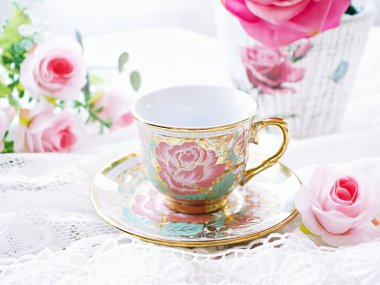 Beyaz arka planda pembe güllü antika çay, İngiliz çayı, klasik sevgililer günü havası romantik, anneler günü, güzel bir geçmiş, Çin geleneksel kahve fincanı, porselen çay fincanı 