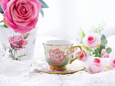 Beyaz arka planda pembe güllü antika çay, İngiliz çayı, klasik sevgililer günü havası romantik, anneler günü, güzel bir geçmiş, Çin geleneksel kahve fincanı, porselen çay fincanı 