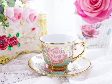 Beyaz arka planda pembe güllü antika çay, İngiliz çayı, klasik sevgililer günü havası romantik, anneler günü, güzel bir geçmiş, Çin geleneksel kahve fincanı, porselen çay fincanı 