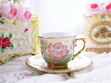 Beyaz arka planda pembe güllü antika çay, İngiliz çayı, klasik sevgililer günü havası romantik, anneler günü, güzel bir geçmiş, Çin geleneksel kahve fincanı, porselen çay fincanı 