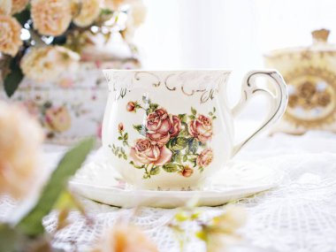 Sarı turuncu gül çiçekli antika çay, porselen çay fincanı, eski İngiliz kahve fincanı, romantik güller. 