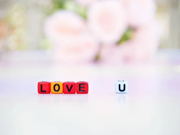 Love You Alphabet Buchstaben Mit Verschwommenen Rosa Blumen — Stockfoto
