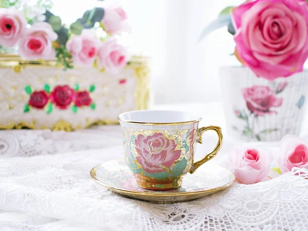 Starožitný Šálek Čaje Růžovou Růží Bílém Pozadí Anglický Čaj Vintage — Stock fotografie