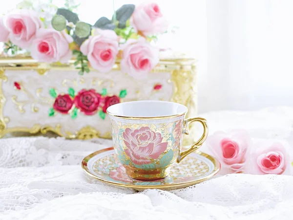 Beyaz Arka Planda Pembe Güllü Antika Çay Ngiliz Çayı Klasik — Stok fotoğraf