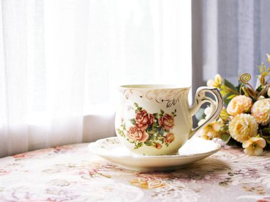 Sarı turuncu gül çiçekli antika çay, porselen çay fincanı, eski İngiliz kahve fincanı, romantik güller. 