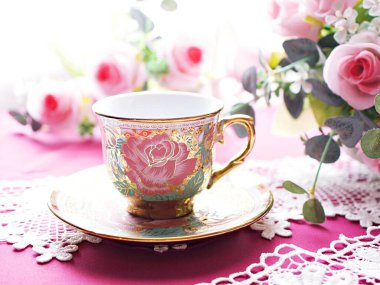 Beyaz arka planda pembe güllü antika çay, İngiliz çayı, klasik sevgililer günü havası romantik, anneler günü, güzel bir geçmiş, Çin geleneksel kahve fincanı, porselen çay fincanı 