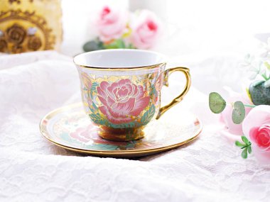 Beyaz arka planda pembe güllü antika çay, İngiliz çayı, klasik sevgililer günü havası romantik, anneler günü, güzel bir geçmiş, Çin geleneksel kahve fincanı, porselen çay fincanı 