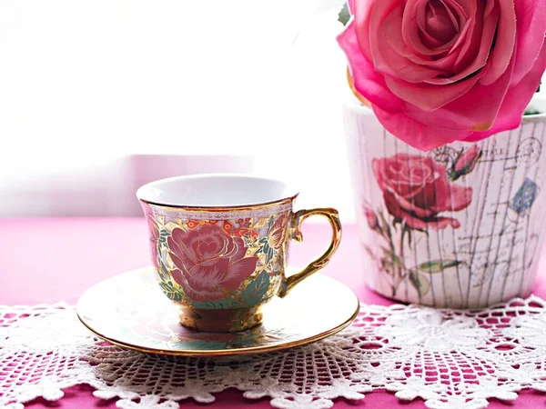 Beyaz arka planda pembe güllü antika çay, İngiliz çayı, klasik sevgililer günü havası romantik, anneler günü, güzel bir geçmiş, Çin geleneksel kahve fincanı, porselen çay fincanı 