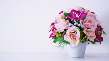 Masadaki pembe renkli yapay gül buketi, metin için fotokopi alanı, güzel arka plan ya da duvar kağıdı, anneler günü, natürmort hayat, kadınlar günü şenlik arka plan, zarif arkaplan. 