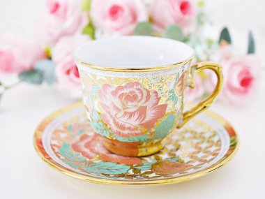 Beyaz arka planda pembe güllü antika çay, İngiliz çayı, klasik sevgililer günü havası romantik, anneler günü, güzel bir geçmiş, Çin geleneksel kahve fincanı, porselen çay fincanı 