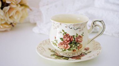 Sarı turuncu gül çiçekli antika çay, porselen çay fincanı, eski İngiliz kahve fincanı, romantik güller. 