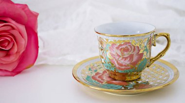 Beyaz arka planda pembe güllü antika çay, İngiliz çayı, klasik sevgililer günü havası romantik, anneler günü, güzel bir geçmiş, Çin geleneksel kahve fincanı, porselen çay fincanı 