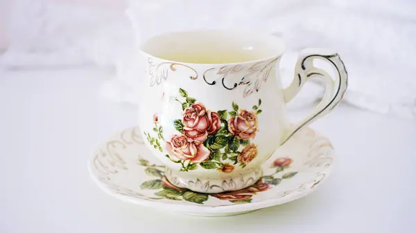 有黄色橙花背景的老式茶杯 瓷制茶杯 古英语咖啡杯 浪漫玫瑰背景 — 图库照片