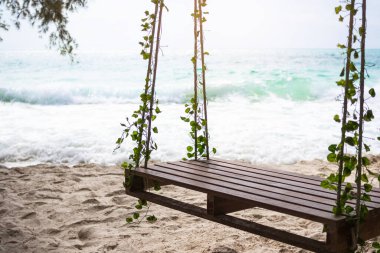 Mavi Deniz ve Mavi Gökyüzü Arkaplanı, Seyahat Tropikal Tatilleri, Turizm Tatilleri Okyanus Adası Doğa Yaz Konseptiyle Sahilde Kum Sahil Kıyısında Yakın Salıncak.