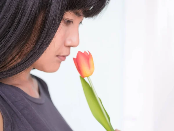 Жінка Пахне Тюльпанами Квіти Крупним Планом — стокове фото