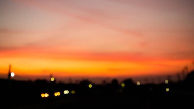 Alacakaranlık ve Aydınlık Bokeh Arkaplanı ile Bulanık Gece Şehri, Kızıl Altın Gökyüzü Arkaplanı ile Odaklanmamış Akşam Şehri, Gündoğumu Parlak Parlak Fişek Bulanık Aydınlatma Açık Açık Hava Bulutlu Yeni Yıl Kartı, Mutlu Yeni Yıl Kartı