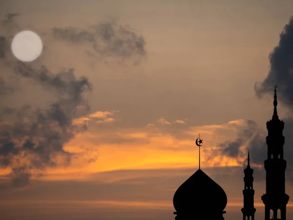 Mosques Dome Měsíc Soumraku Soumrak Nebe Pozadí Islámský Nový Rok — Stock fotografie