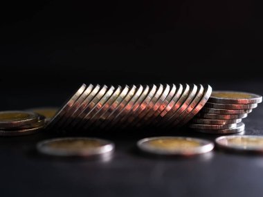 Kara Arkaplan Yığını, Para Nakit Sembolleri, 2023 Yeni Yıl için Yatırım Tasarruf Parası, İş veya Finans Değişimi kavramı. Büyüme Mevduatı.